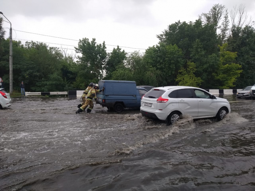 Около полутора тысяч спасателей заняты в работах по откачке воды в Ростове