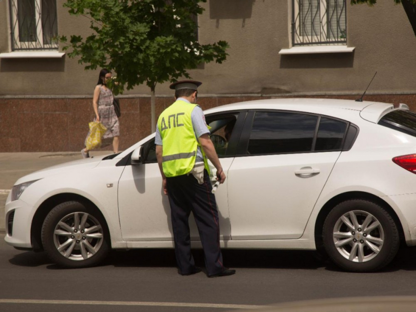 В Ростове водитель иномарки устроил тройное ДТП и сбежал с места аварии