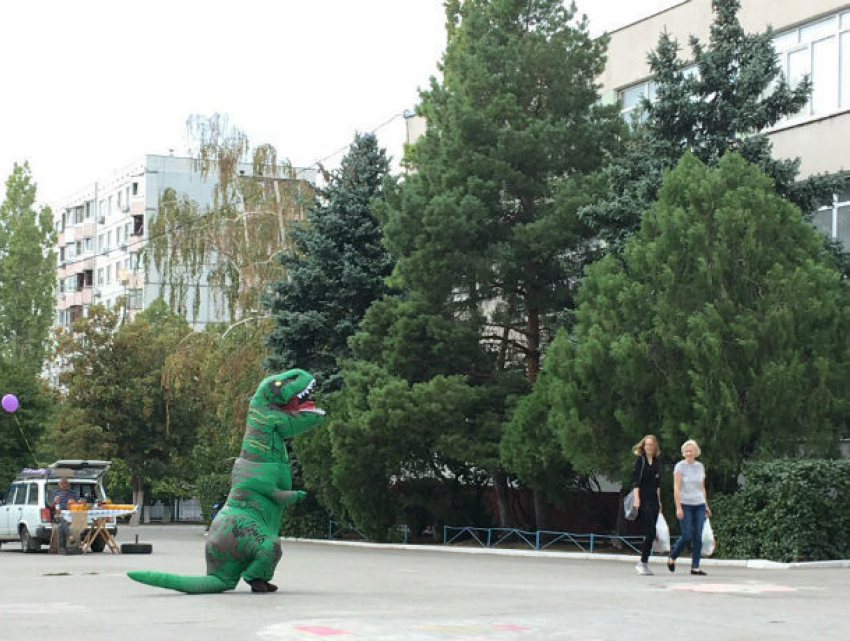 Зеленый динозавр, с ультракороткими лапками, пошел учиться в ростовскую школу