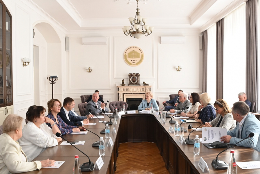 Банк и вуз объединились для обучения экономистов работе с ИИ