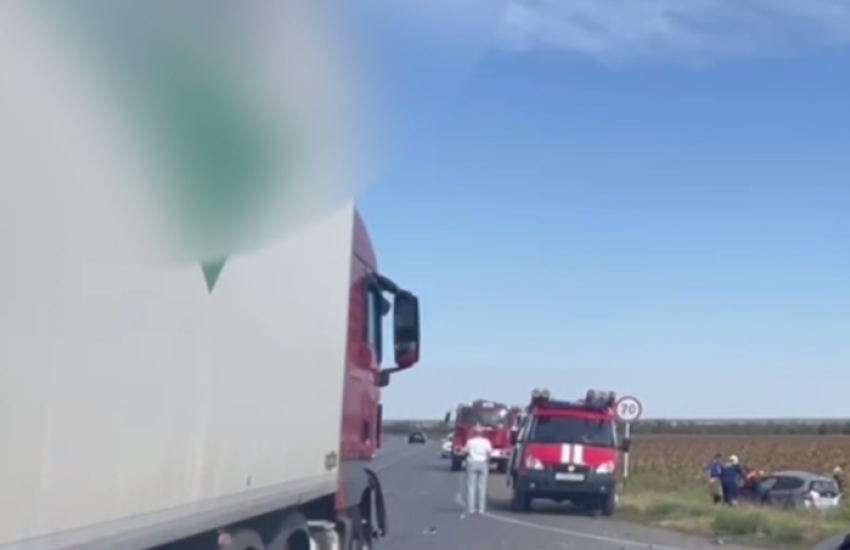 Женщина погибла в столкновении Honda и грузовика на трассе Ростов — Ставрополь