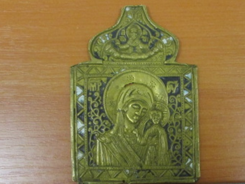 Ростовчанка пыталась вывезти в Прагу старинную икону