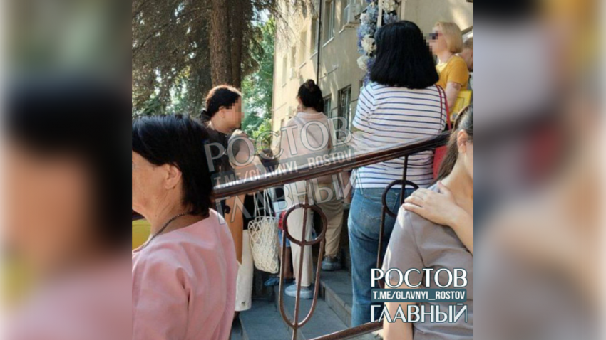 В Ростове эвакуировали две поликлиники на Сельмаше