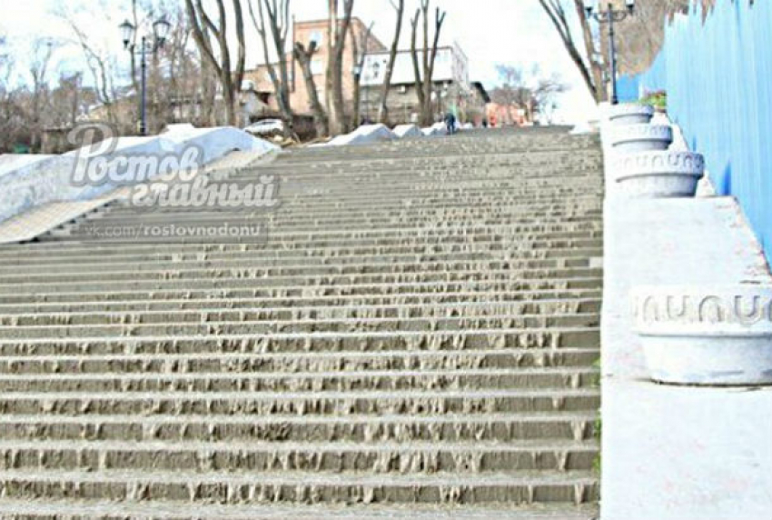 Жуткий фонтан нечистот залил лестницу до набережной в центре Ростова 