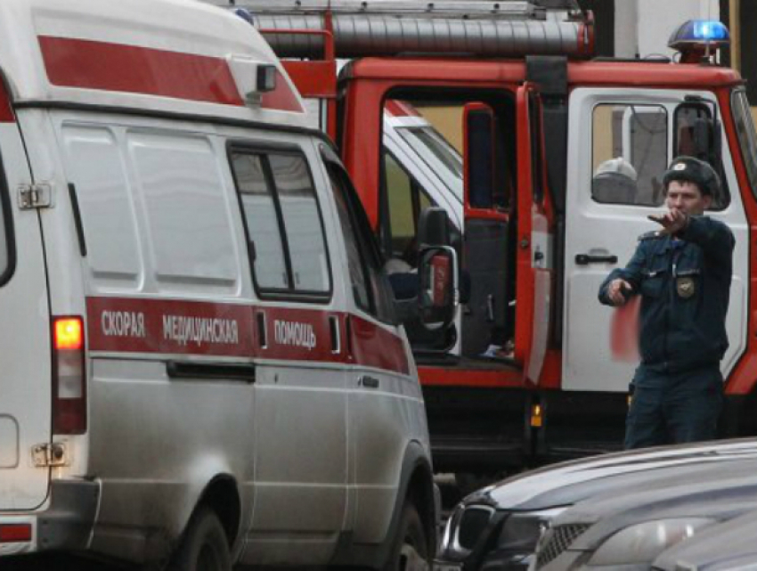 Жильцов многоэтажки в Таганроге экстренно эвакуировали из-за угрозы взрыва