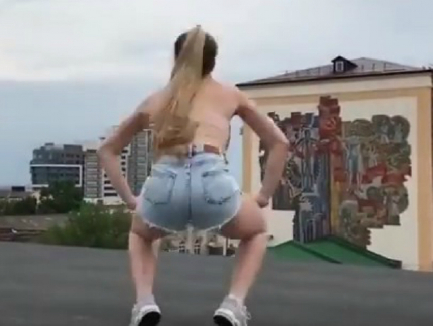 Жаркие танцы озорной блондинки на крыше рассмешили ростовчан и попали на видео