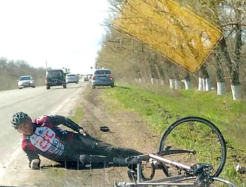 Женщина-водитель отвлеклась на ребенка и сбила лидера велосипедной гонки под Ростовом