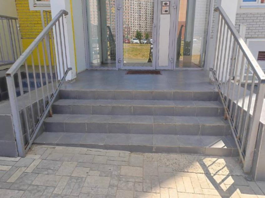 Жители Левенцовки пожаловались на недоступный подъезд без пандуса