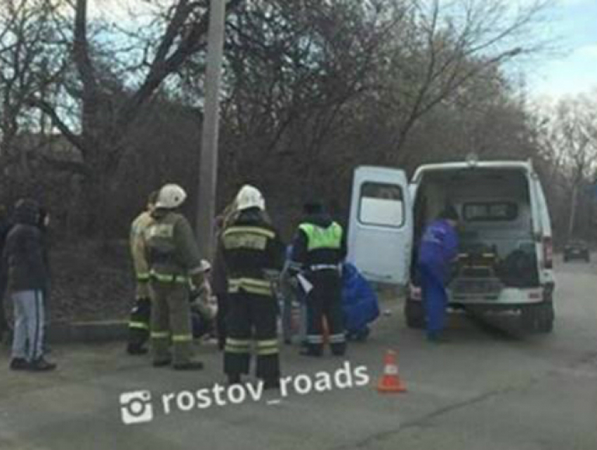 Травму головы и перелом таза получил мужчина в Ростове под колесами иномарки