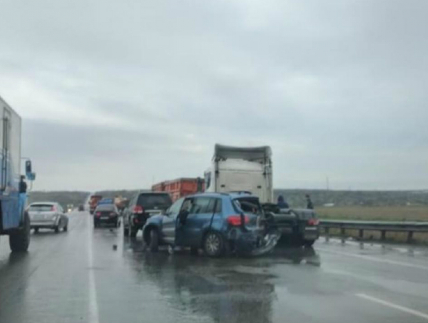 Ребенок и двое взрослых пострадали в массовом ДТП с иномарками и грузовиками в Ростовской области