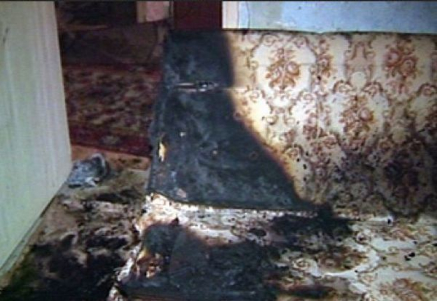 Пенсионеры из Таганрога подожгли диван, после чего один из них умер