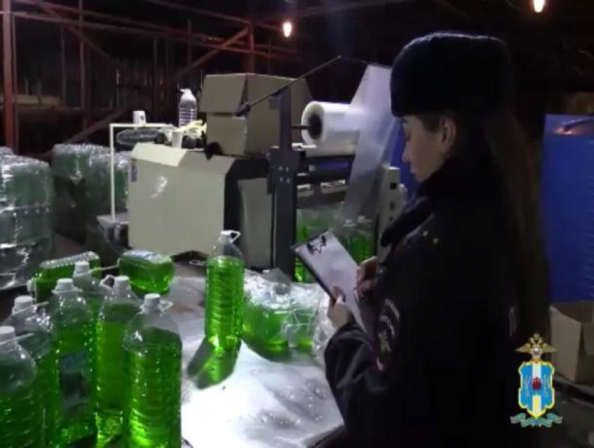 В Ростовской области полицейские обнаружили подпольный цех по изготовлению «незамерзайки"