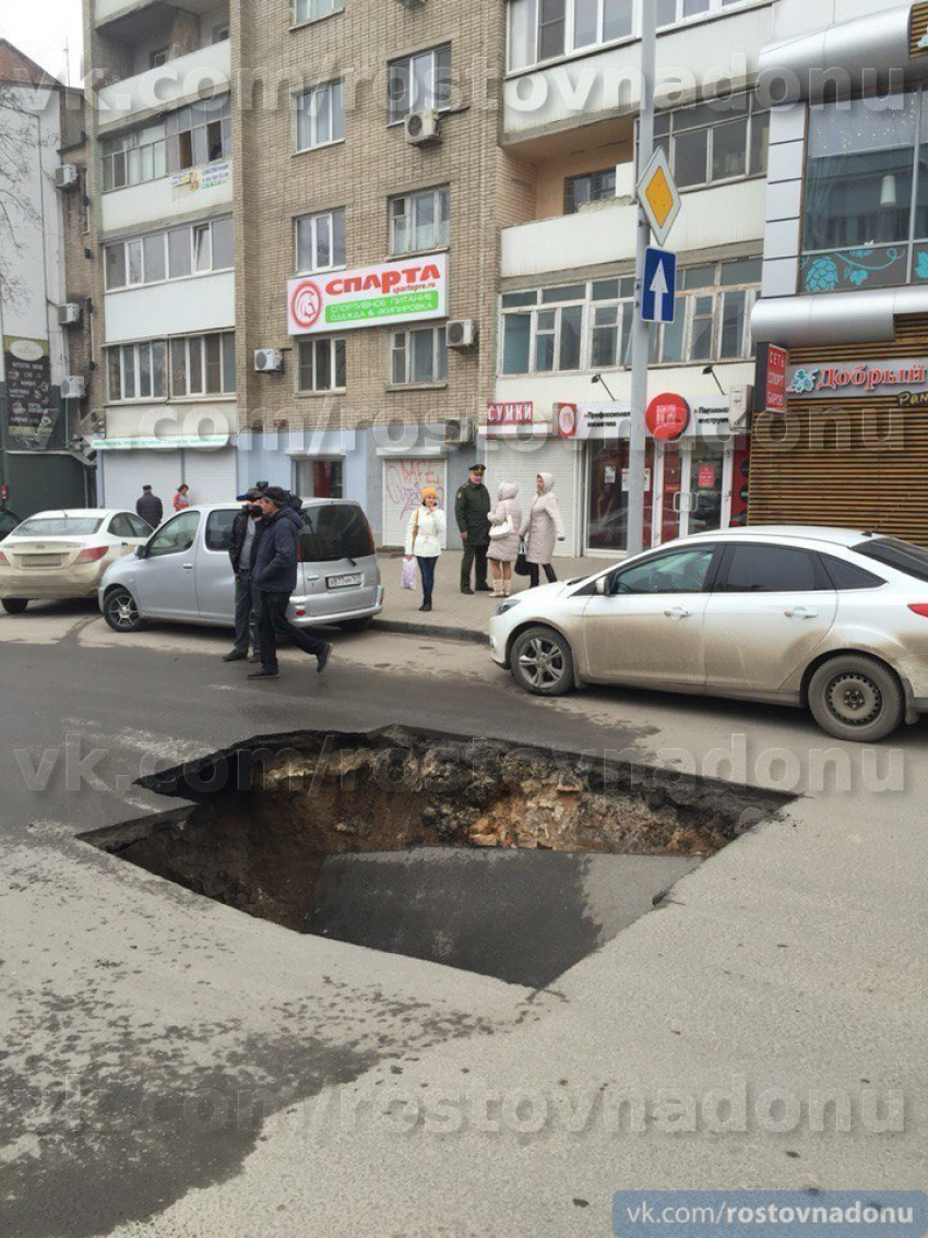 В Ростове на Пушкинской из-за провала асфальта образовалась яма размером с машину