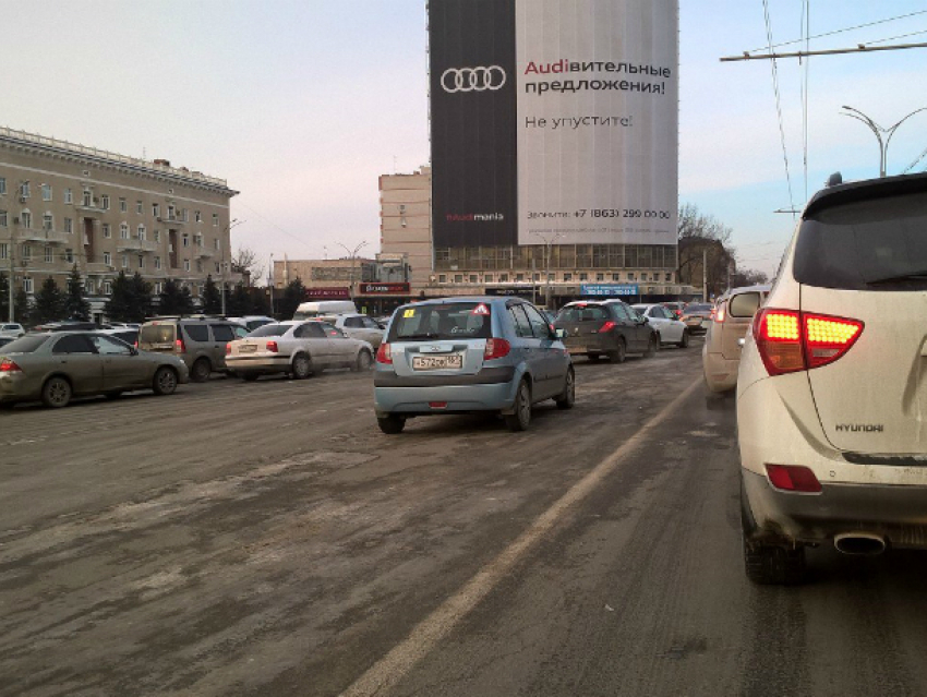 Сломанный в центре Ростова светофор собрал пробку и прогневал водителей