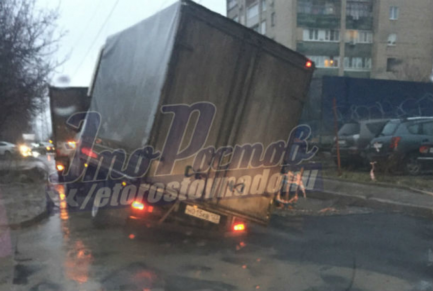 Грузовик рухнул в глубокую яму на проезжей части в Ростове