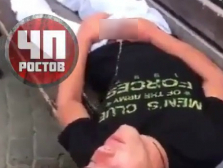 "Писающий лежа» мальчик на лавочке в парке попал на видео в Ростове