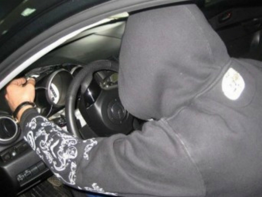 Молодой мужчина угнал дорогую иномарку у рассеянного автолюбетеля в Ростовской области