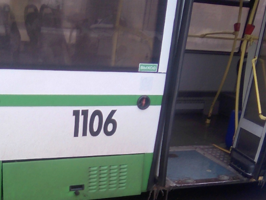 Согревать варежками стучащие от холода зубы пришлось пассажирам «экономного» автобуса в Ростове