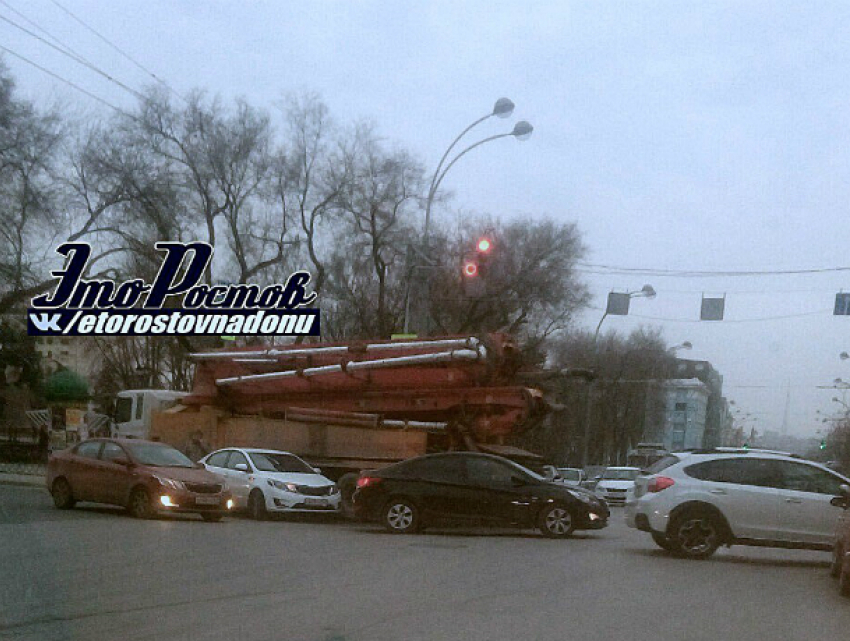 ДТП с бетононасосом и иномаркой спровоцировало огромную пробку в центре Ростова