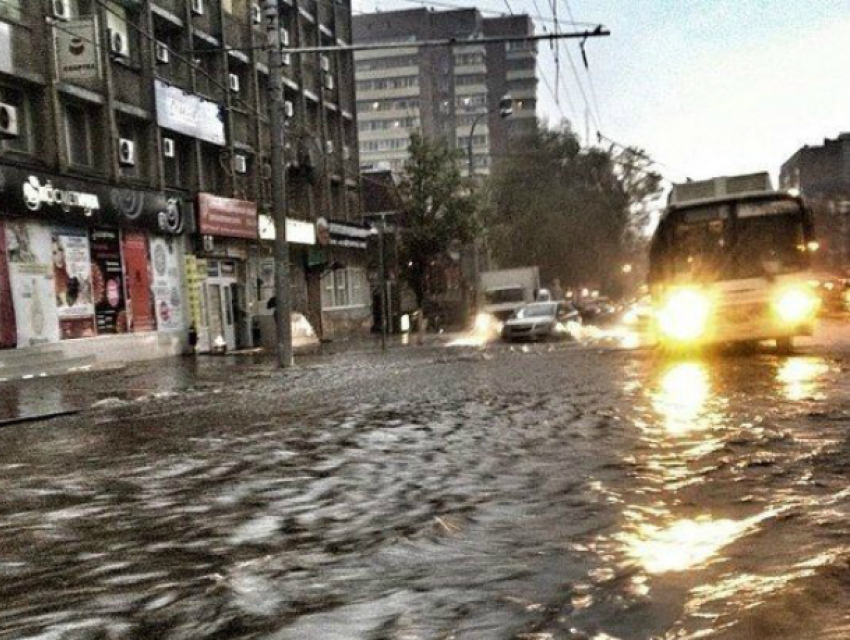 Забитые ливневки сделали ростовчан заложникам собственных квартир после мощного дождя