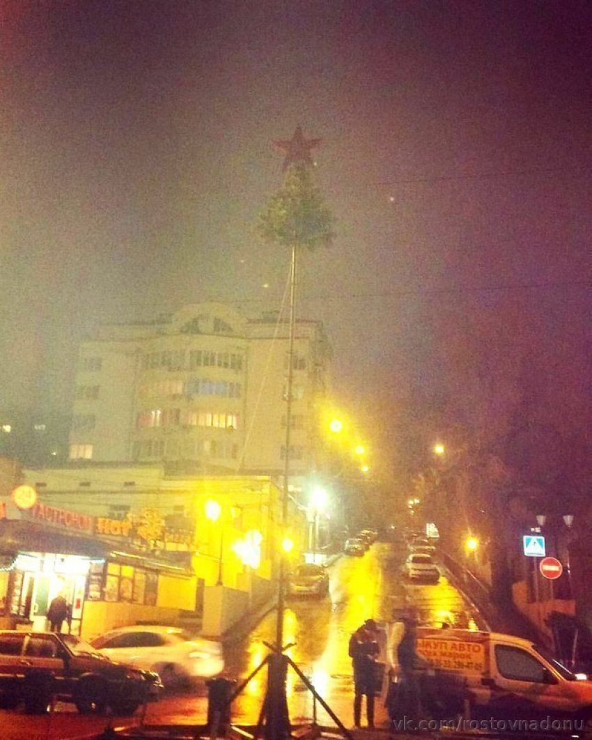 Установку елки на набережной ростовчане считают преждевременной спешкой