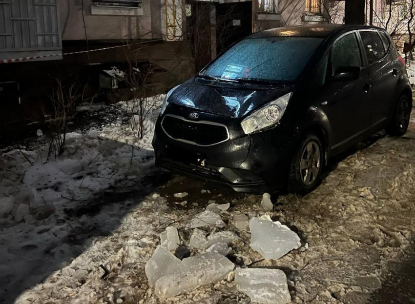 Глыба льда в Ростове разбила машину