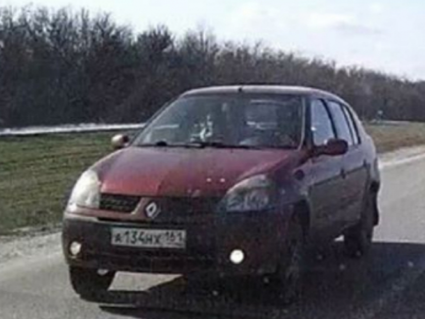 Сумасшедший водитель «Рено» едва не угробил людей на дороге под Ростовом