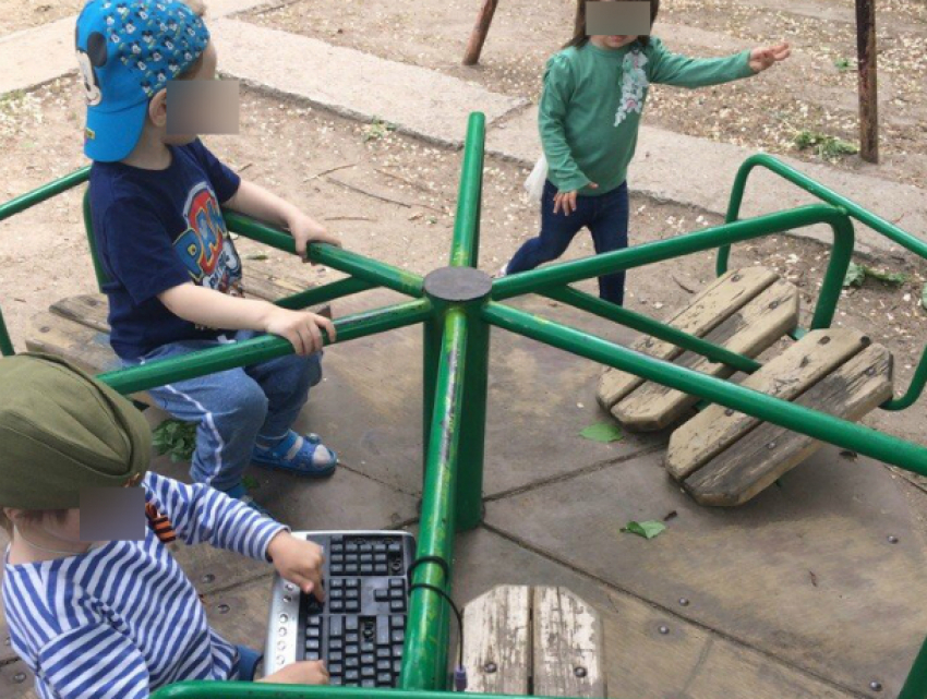 Похожую на декорации к фильму ужасов детскую площадку обнаружили горожане в самом центре Ростова