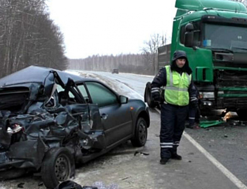 Водитель и пассажирка автомобиля Lada погибли в ДТП на трассе в Ростовской области