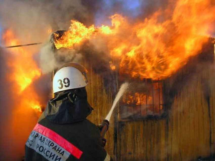 Неосторожное обращение с огнем стало причиной двух пожаров в Ростовской области