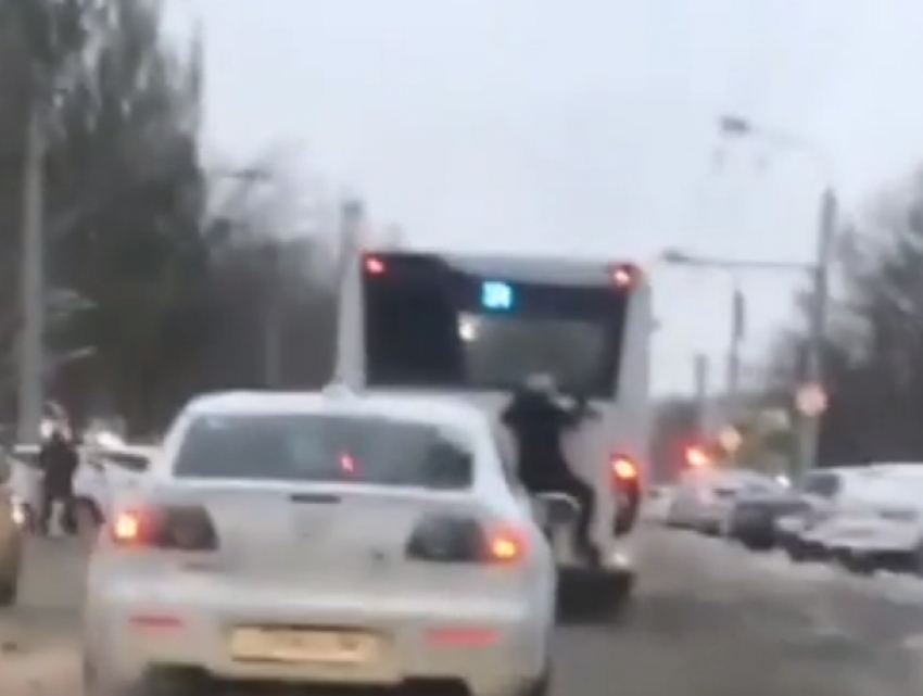«Когда не хватило места»: свисающий с автобуса безбилетный пассажир рассмешил ростовчан на видео