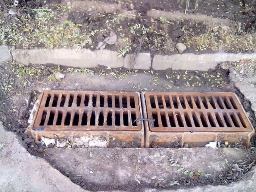 В Ростове появилось  57 новых решеток на ливневках