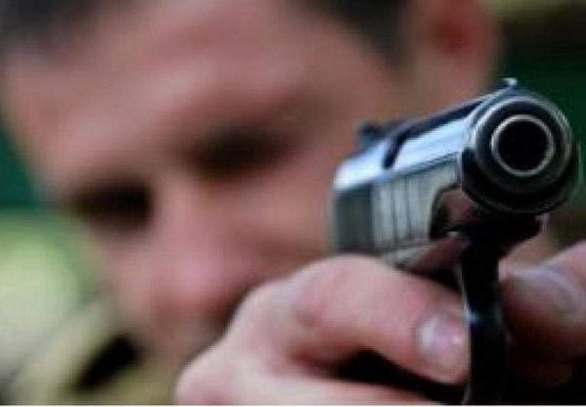  В центре Ростова-на-Дону пьяный мужчина стрелял в полицейских