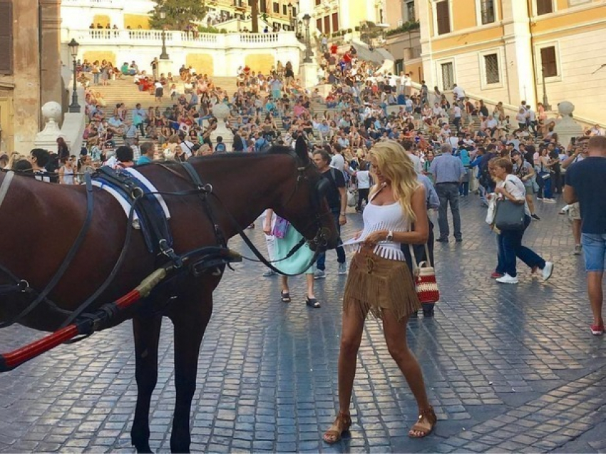 Конь-фетишист атаковал ростовскую красотку Викторию Лопыреву в Италии