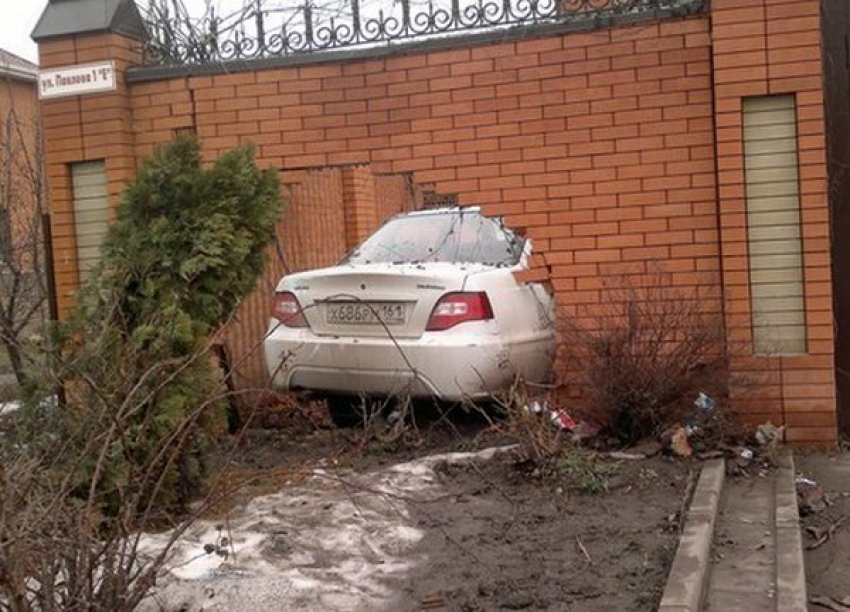 В Ростове пьяный водитель «Дэу-Нексия» на скорости протаранил кирпичный забор