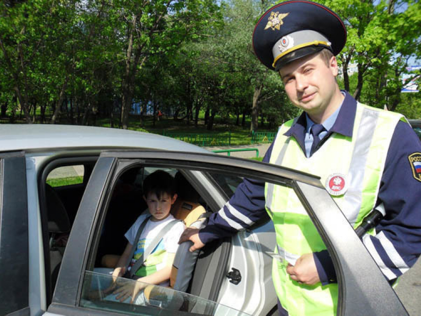 На месте гибели младенца донские полицейские раздали удерживающие устройства