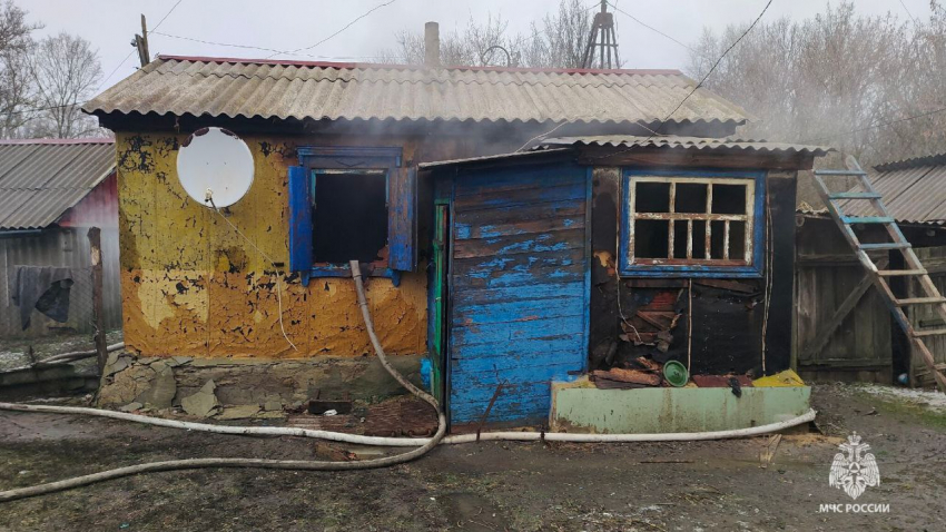 Забыла дрова на печи и погибла на пожаре 95-летняя женщина в Ростовской области