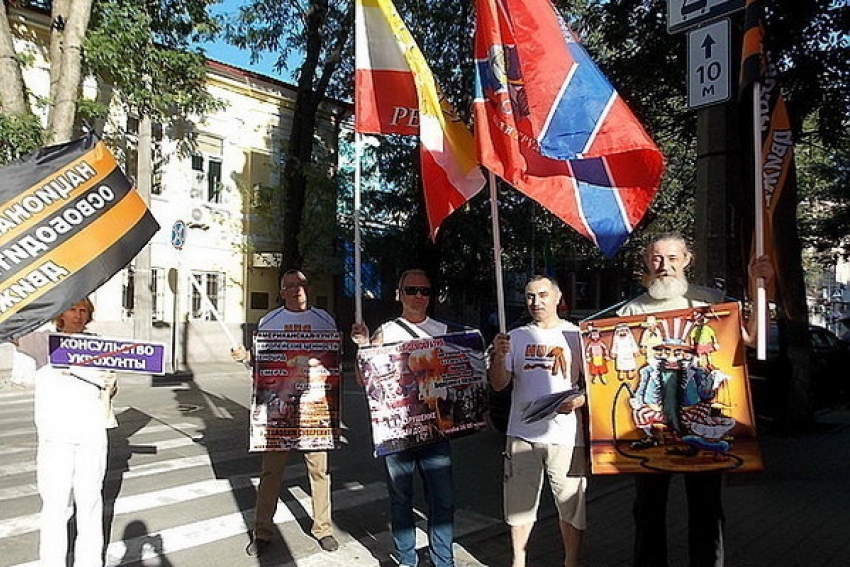 Ростовчане провели у консульства Украины пикет, приуроченный к 70-летию бомбардировки Хиросимы и Нагасаки 