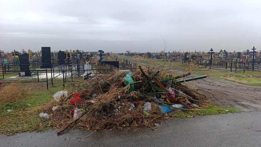 Юрий Слюсарь откликнулся на жалобы читателей «Блокнот Ростов» и взял под контроль ситуацию с кладбищем в Азове