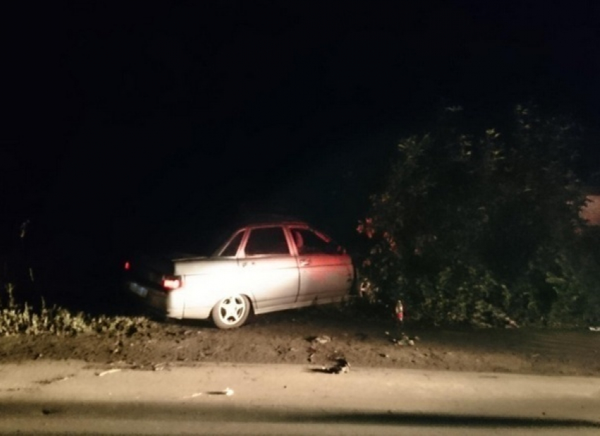 В Шахтах водитель «десятки» врезался в забор и скрылся: двое пострадали