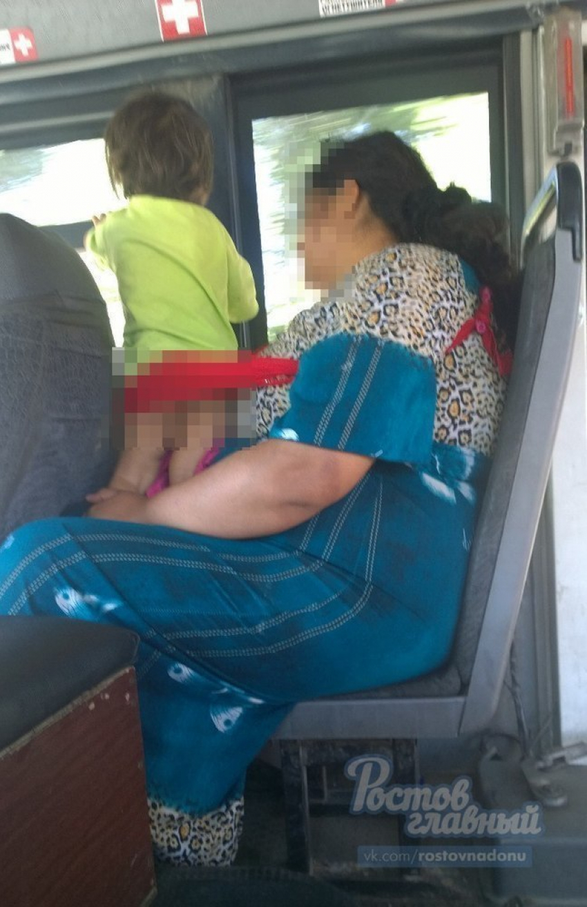 Женщина шокировала пассажиров ростовской маршрутки голым ребенком  
