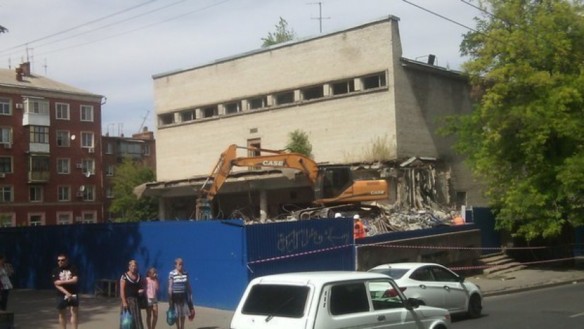 В Ростове начались работы по демонтажу кинотеатра «Юбилейный» 