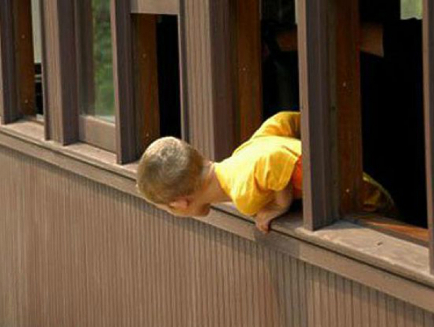 Оставшийся один в квартире пятилетний мальчик выпал из окна многоэтажки в Ростовской области