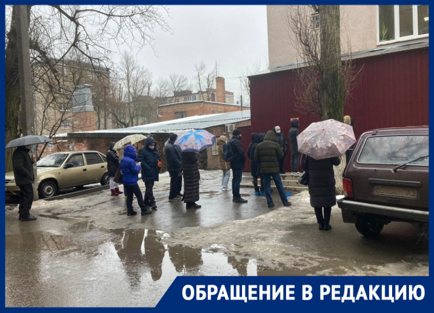 «Больные стоят на улице»: ростовчане пожаловались на гигантскую очередь в поликлинику № 9