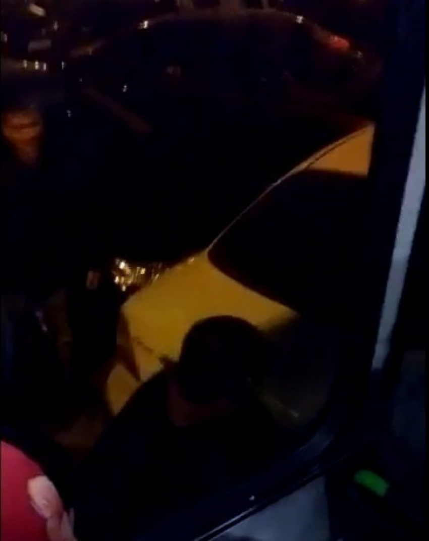 Ростовчане подвинули автомобиль, мешавший проехать автобусу