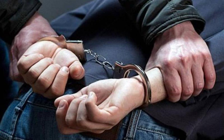 Мужчина украл из автомобиля оружие и гулял с ним по Театральной площади