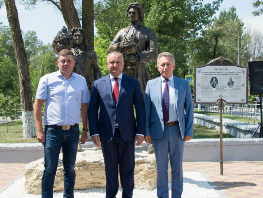 Президент Молдовы Игорь Додон открыл в Волгодонске первый в истории памятник дружбы российского и молдавского народа