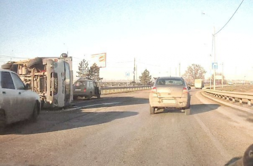 Под Ростовом на трассе перевернулась фура с «Пепси»
