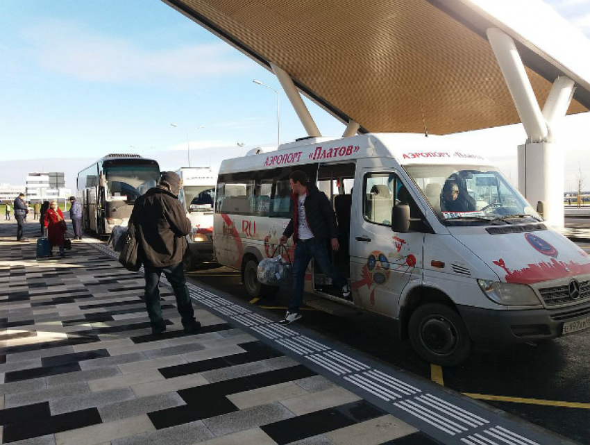 Добираться до аэропорта «Платов» своим ходом пришлось пассажирам переполненной маршрутки в Ростове