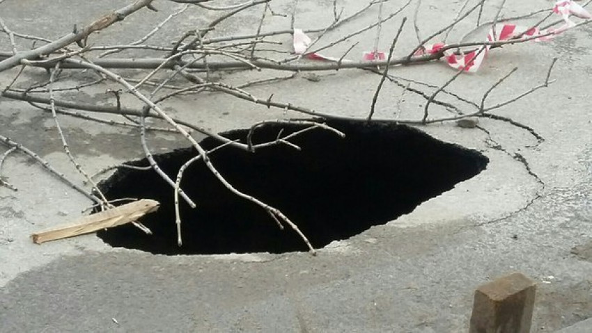 В Ростове на дороге образовалась ямы глубиной пять метров 